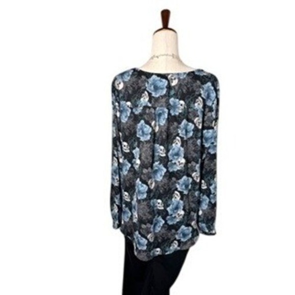 Torrid Blouse Size 1 (14-16) Black and Blue Skull Top - Picture 4 of 9